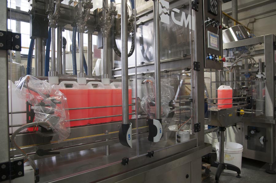 Laboratorio produzione ICLA detergenti professionali, saponi, cere per pavimenti